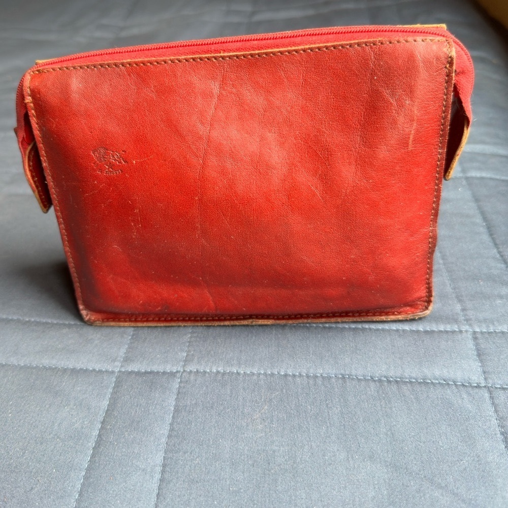 Il Bisonte Vintage 
Women's Red Classic Zip Leather Cosmetic Bag